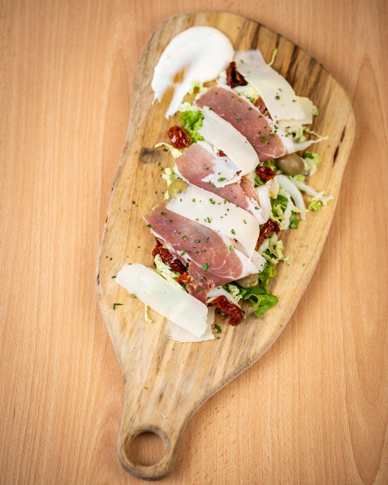1. Pršut s parmezanom, olivami in sušenim paradižnikom (3 of 4)